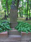памятник на могиле В. В. Крестовского